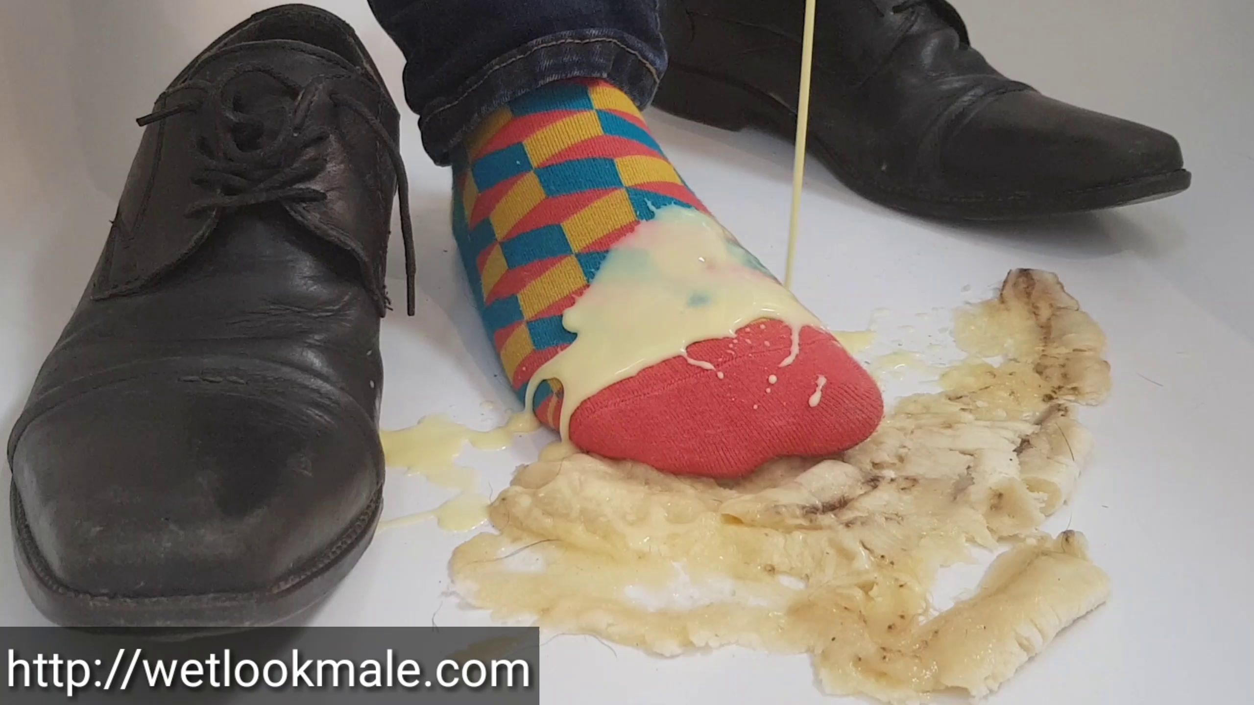 banana-colored-socks_main.jpg